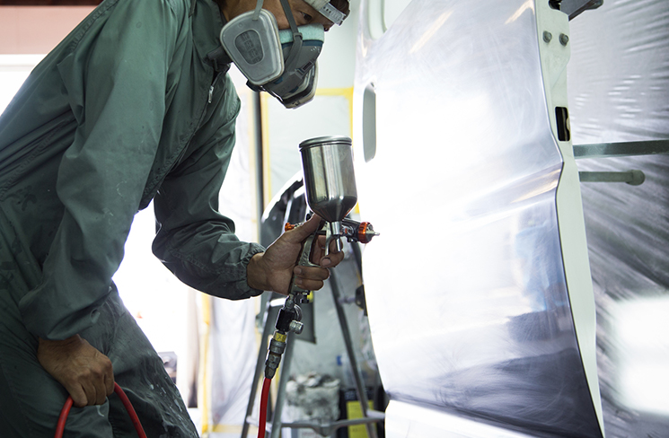 板金 ― へこみも傷も完璧に元の姿へ。